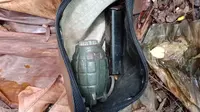 Warga menemukan granat di lahan kosong di Klender, Jakarta Timur. (Liputan6.com/Ady Anugrahadi)