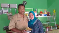 Musikan, pemain terbaik Liga Indonesia 2003 bersama istri, Rachmawati di warung makan yang jadi bisnis keluarga mereka di Kediri, Jawa Timur. (Bola.com/Robby Firly)