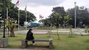 Warga bersantai di Alun-Alun Kota Bogor, Jawa Barat, Senin (26/9/2022). Warga dapat menemukan banyak tempat duduk di kawasan Alun-Alun Kota Bogor. (Liputan6.com/Magang/Aida Nuralifa)