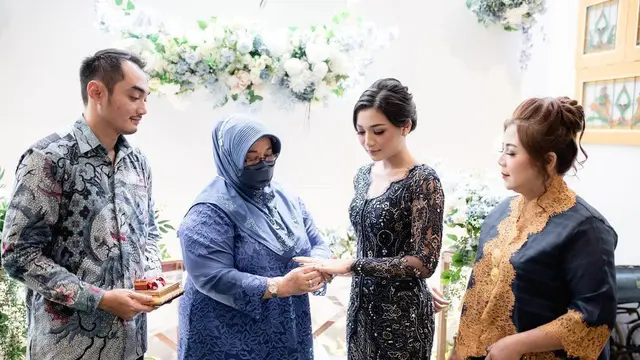 6 Potret Lamaran Cyndyana Lorens Adik Kriss Hatta yang Baru Jadi Mualaf