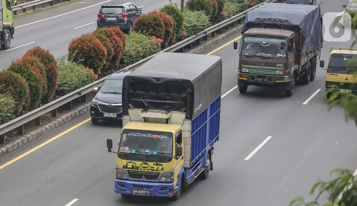 Muatan berlebih tidak hanya merusak jalan, tetapi juga menyebabkan kerugian ekonomi dalam jangka panjang. (Liputan6.com/Angga Yuniar)