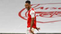 Striker Arsenal, Pierre-Emerick Aubameyang, melakukan selebrasi usai mencetak gol ke gawang Manchester City pada laga Piala FA di Stadion Wembley, Sabtu (18/7/2020). Arsenal menang 2-0 atas Manchester City. (AP Photo/Justin Tallis,Pool)