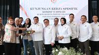 Wakil Ketua Komisi VI DPR RI Nurdin Halid didampingi anggota Komisi VI lainnya saat menerima cindramata dari Dirut Perum Damri Setia N. Milatia Moemin dalam Kunjungan Kerja Spesifik Komisi VI DPR RI ke Bandung, Jawa Barat, Jumat 21 Maret 2025 lalu. (Tim News).