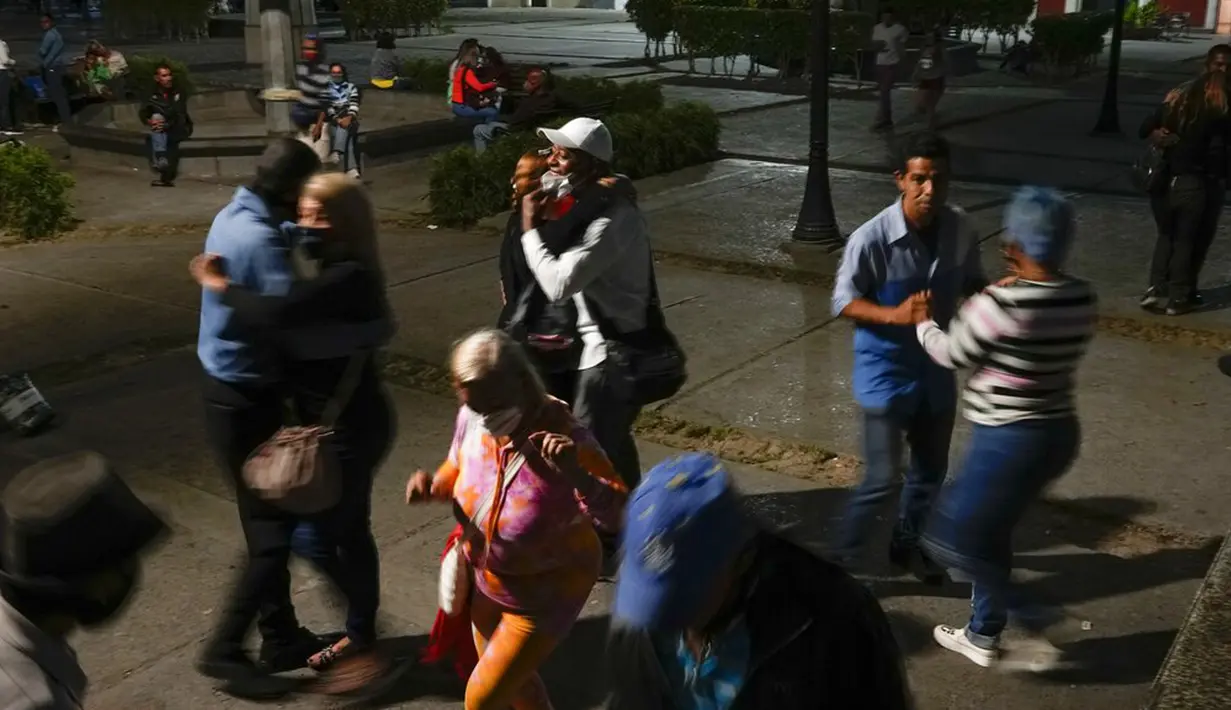 Sekelompok orang menari mengikuti musik salsa di sebuah alun-alun di pusat Kota Caracas, Venezuela, 5 Februari 2022. (AP Photo/Ariana Cubillos)