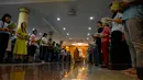 Dalam memperingati Waisak, umat Buddha merayakan dengan berbagai cara, termasuk meditasi, puja bakti, dan kegiatan sosial. (CHAIDEER MAHYUDDIN/AFP)