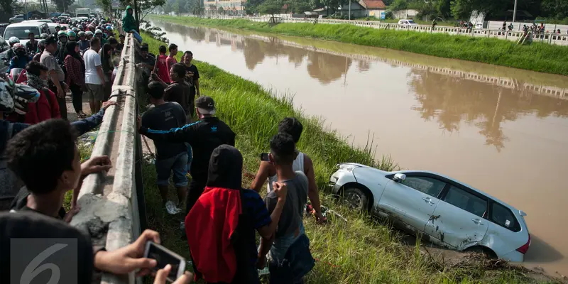 Diduga Pengemudi Mengantuk, Minibus Terperosok di Kalimalang