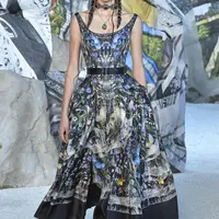 Koleksi penuh cerita dihadirkan lewat koleksi teranyar McQueen Spring 2019