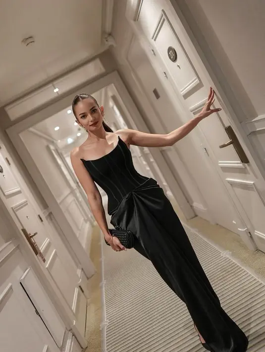 Gaun Enzy Storia memadukan atasan bustier yang kokoh dengan wrapped skirt satin [@enzystoria]