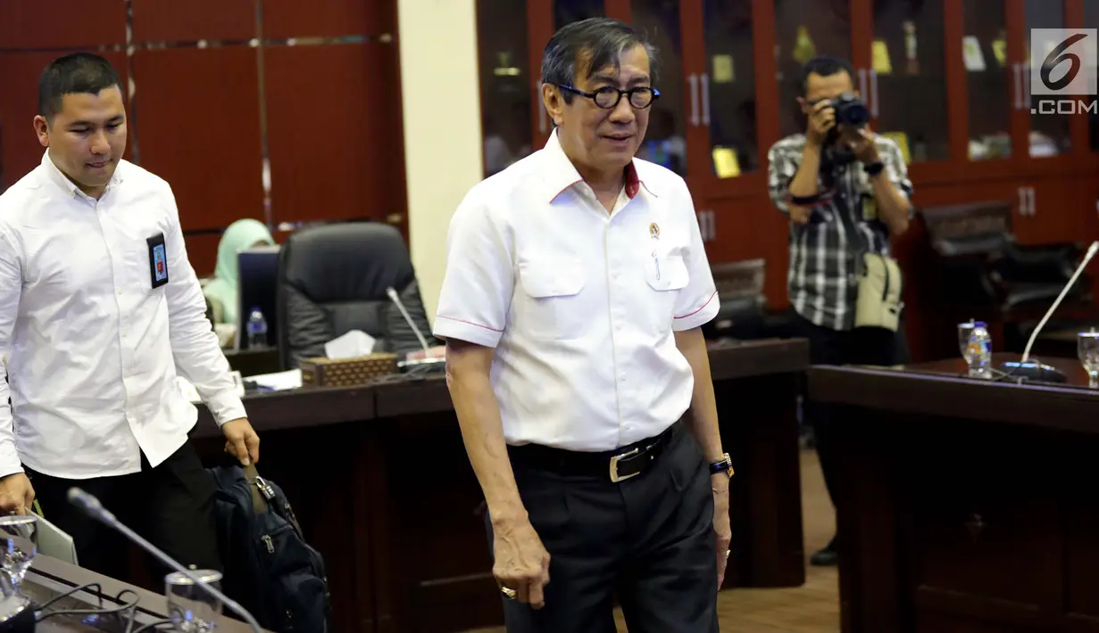 Menteri Hukum dan HAM Yasonna H Laoly  saat mengikuti rapat kerja dengan Badan Legislasi (Baleg) di Gedung DPR, Jakarta, Selasa (23/10). Rapat dihadiri Anggota Baleg, Anggota DPD, dan pemerintah. (Liputan6.com/JohanTallo)