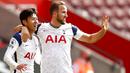 Penyerang Tottenham Hotspur, Son Heung-min, melakukan selebrasi bersama Harry Kane usai mencetak gol ke gawang Southampton pada laga Liga Inggris di Stadion St. Mary's, Minggu, (20/9/2020). Tottenham menang dengan skor 5-2. (Cath Ivill/Pool via AP)