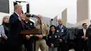 Presiden AS, Donald Trump memberikan keterangan kepada awak media seusai meninjau prototipe tembok perbatasan AS dan Meksiko di San Diego, Selasa (13/3). Tembok setinggi 30 kaki itu dibangun Trump untuk mencegah masuknya imigran gelap. (AP/Evan Vucci)