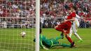 Robert Lewandowski mencetak gol ke gawang Real Madrid dalam final Audi Cup 2015 yang berlangsung di Stadion Allianz Arena, Munchen, Jerman. Kamis (6/8/2015) dini hari WIB. (Action Images via Reuters/Jason Cairnduff)