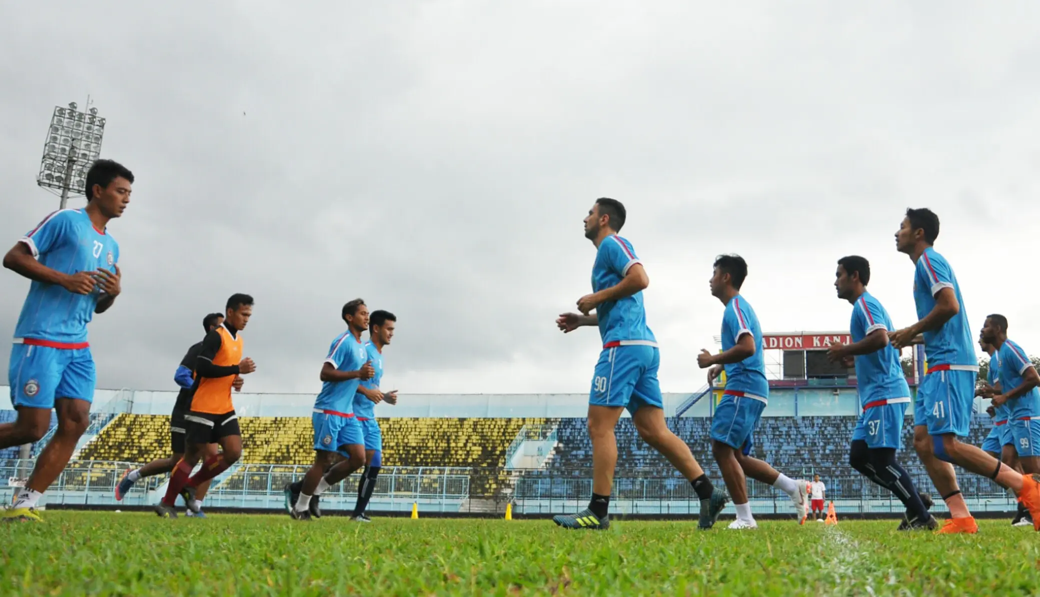 Pemain Arema FC menjalani tes fisik setelah libur Idulfitri. (Bola.com/Iwan Setiawan)