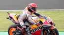 Marc Marquez yang sempat mengalami kecelakaan harus puas mencatatakan waktu di luar posisi 20 besar. Meski demikian, pembalap berjulukan The Baby Alien itu terlihat dalam kondisi baik-baik saja. (Bola.com/Ade Yusuf Satria)