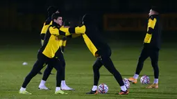 Pemain Borussia Dortmund, Giovanni Reyna (kiri) dan Jude Bellingham melakukan pemanasan saat sesi latihan menjelang pertandingan grup F Liga Champions UEFA kontra Lazio di Dortmund, Jerman barat, Selasa (1/12/2020). Dortmund vs Lazio akan berlangsung pada Kamis (3/12) dinihari WIB. (UWE KRAFT/AFP)