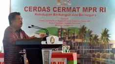 Wapres Jusuf Kalla menghadiri acara final 'Cerdas Cermat MPR RI' tahun 2014 di Gedung MPR Senayan, Jakarta, Senin (10/11/2014). (Liputan6.com/Andrian M Tunay)