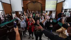 Sejumlah pendukung terdakwa Richard Eliezer Pudihang Lumiu bersorak usai sidang pembacaan vonis kasus pembunuhan Brigadir Yosua Hutabarat di Pengadilan Negeri Jakarta Selatan, Rabu (15/2/2022). Richard Eliezer Pudihang Lumiu di di vonis 1 Tahun 6 bulan Penjara. (Liputan6.com/Johan Tallo)