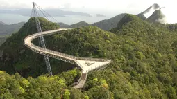 Jembatan Langkawi Sky Bridge ini dibangun 2.300 kaki di atas permukaan laut dan bisa ditemukan di negara tetangga, Malaysia. (en.wikipedia.org)
