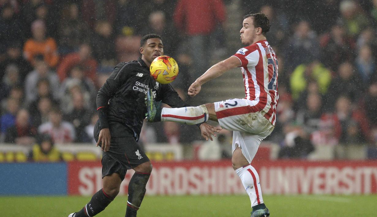 Pemain Stoke City, Xherdan Shaqiri (kanan) mengontrol bola dari kejaran pemain Liverpool, Jordon Ibe  pada Leg pertama semi-final Piala Liga Inggris di Stadion Britannia, Stoke-on-Trent, Inggris, Rabu (06/01/2016) dini hari WIB. (AFP Photo/Oli Scarff)