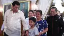 Presiden Filipina Rodrigo Duterte bersama bocah yang diculik kelompok Abu Sayyaf berada di Istana Malacanang, Manila, Filipina, Selasa (28/2). Duterte mengaku tidak ada uang tebusan untuk membebaskan bocah Filipina tersebut. (AP Photo)