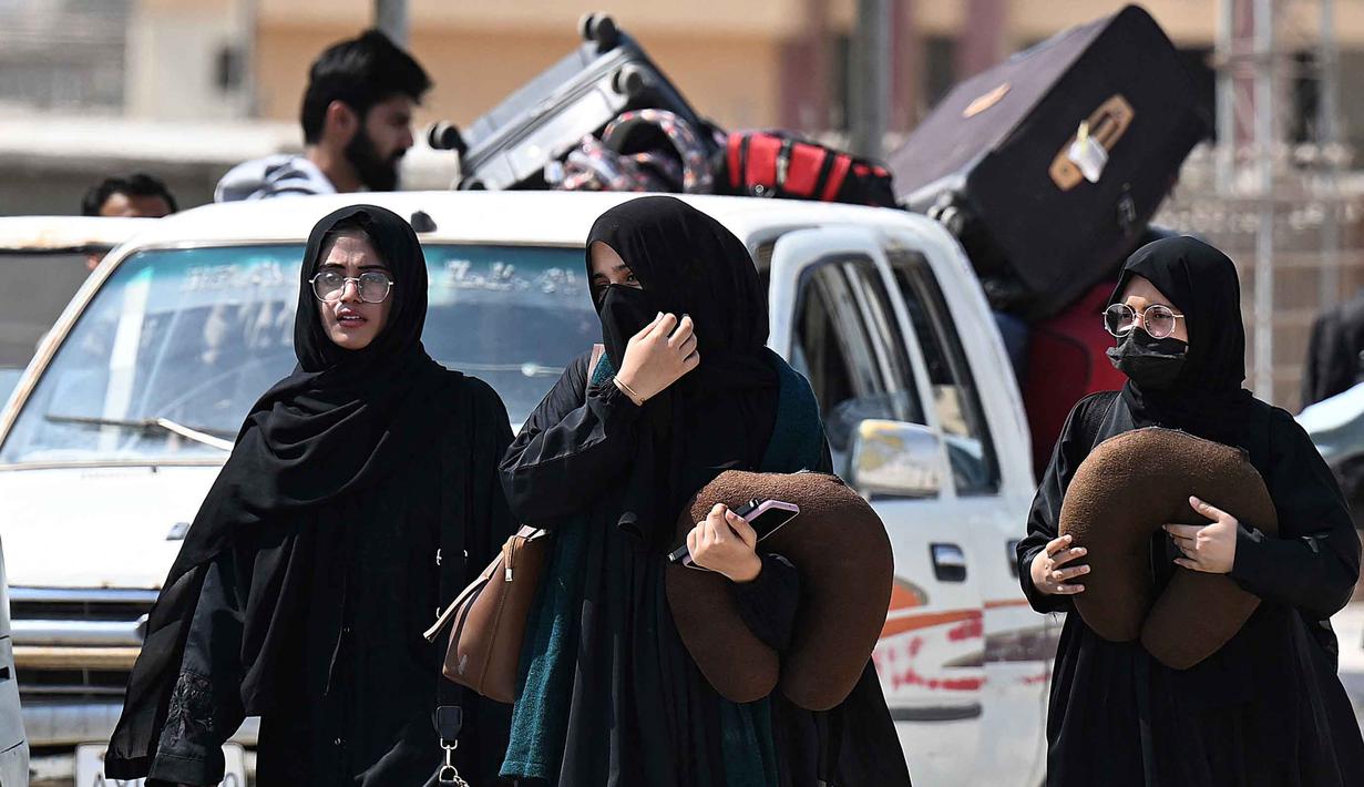 Kembalinya warga Pakistan di tengah meningkatnya eskalasi konflik antara Amerika Serikat dan Israel terhadap Iran yang kian memanas. Tampak dalam foto, warga Pakistan berjalan melintasi perbatasan Taftan, di provinsi Balochistan, Iran pada Selasa 3 Maret 2026, di tengah serangan Amerika Serikat dan Israel yang terus memanas. (Banaras KHAN/AFP)