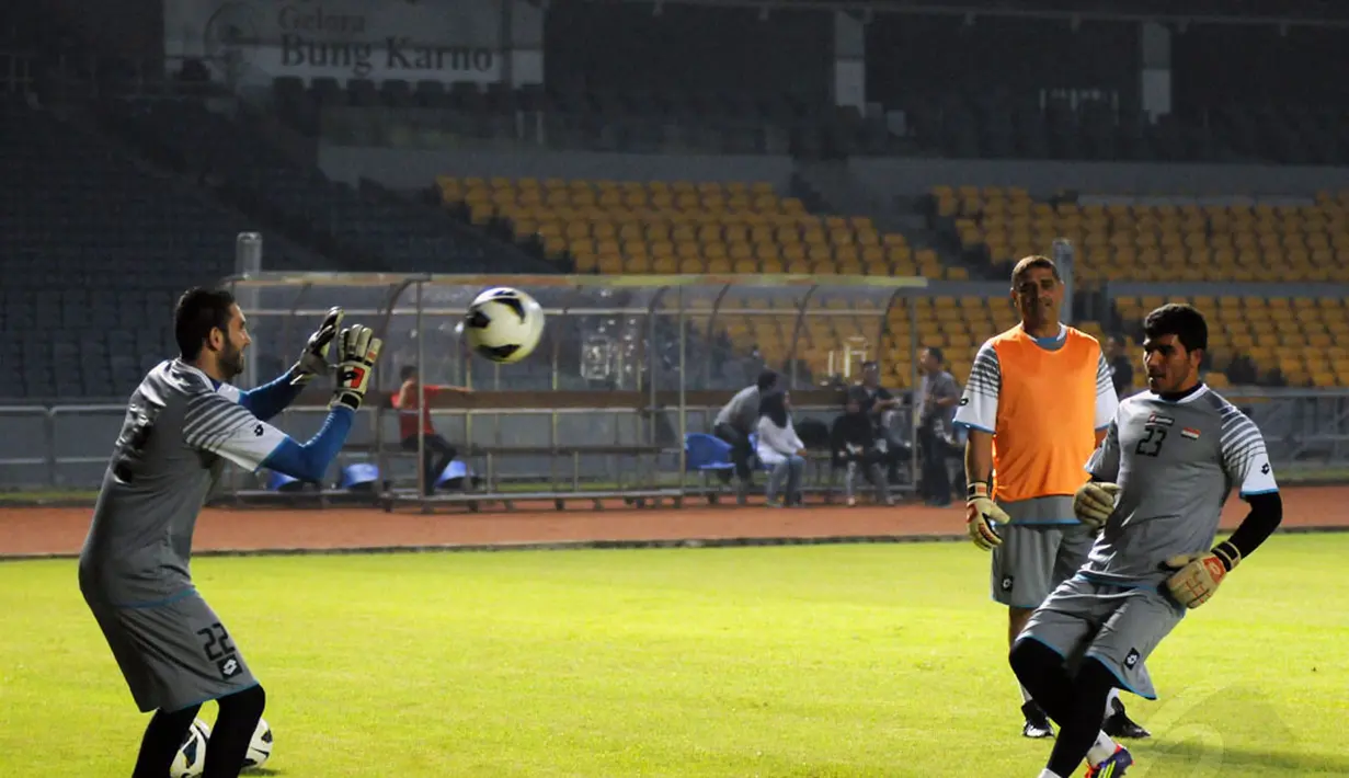 Dua penjaga gawang timnas Suriah berlatih di Stadion GBK Jakarta, Jumat (14/11/2014). Timnas Suriah akan berlaga melawan Indonesia dalam laga persahabatan jelang AFF 2014. (Liputan6.com/Helmi Fithriansyah)