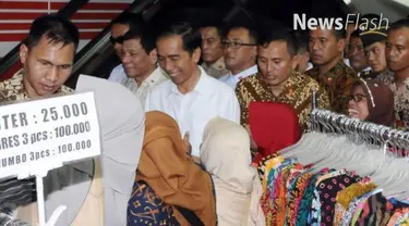 Presiden Joko Widodo (Jokowi) memakaikan celemek kepada sejumlah pedagang Pasar Sambi di Kecamatan Sambi, Boyolali, Jawa Tengah, sebagai tanda diresmikannya pasar rakyat yang baru selesai dibangun tersebut