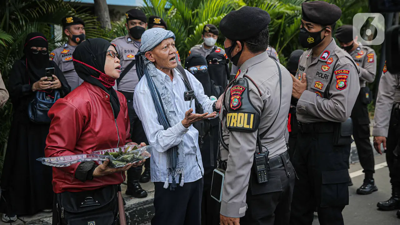 Aparat membubarkan peserta aksi reuni 212 di kawasan Jalan Abdul Muis