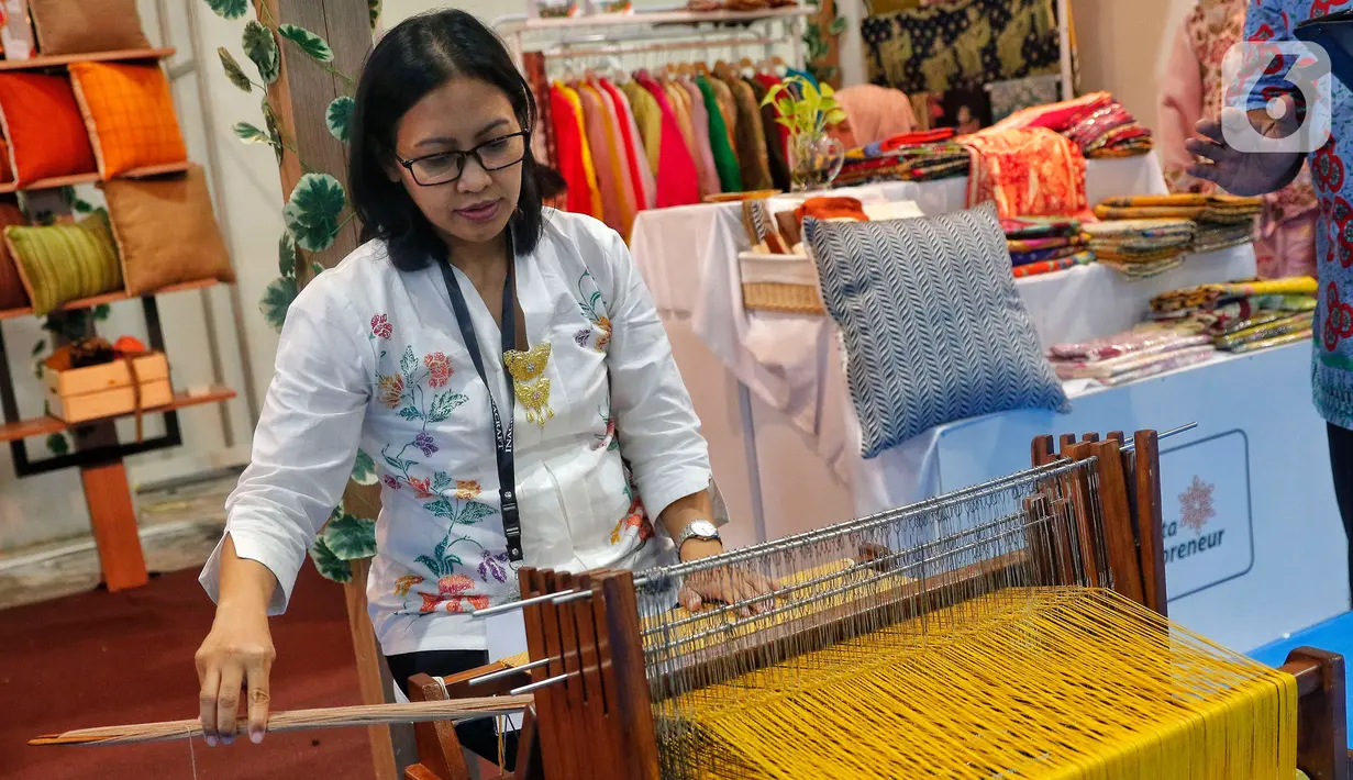 Perajin saat menenun selama pameran The Jakarta International Handicraft Trade Fair (INACRAFT) 2023 di Jakarta Convention Center, Jakarta, Rabu (1/3/2023). Jakarta International Handicraft Trade Fair (Inacraft) 2023 kembali digelar untuk ke 23 kalinya. (Liputan6.com/Angga Yuniar)