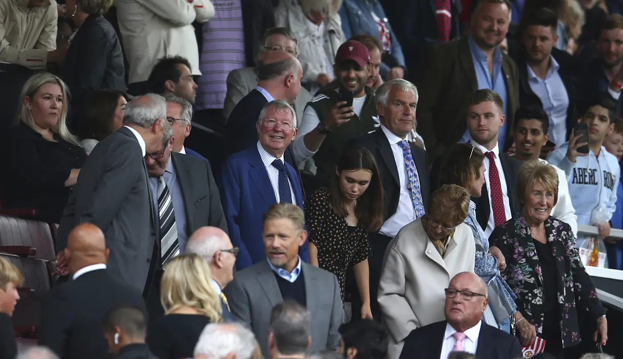 Mantan pelatih Manchester United, Sir Alex Ferguson (jas biru) bersiap menyaksikan pertandingan Manchester melawan Chelsea di Old Trafford (11/8/2019). MU menang telak 4-0 atas Chelsea. (AP Photo/Dave Thompson)