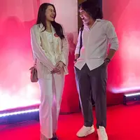 Aaliyah memadukan blazer dengan inner putih yang serasi dengan celananya. Ia pun membawa sling bag coklat dan menggunakan flat shoesnya. [@aaliyah.massaid]