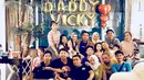 Potret keceriaan keluarga Vicky dan Angel begitu terlihat. Beberapa foto dibagikan di akun instagram Vicky. (instagram/vickyprasetyo777)