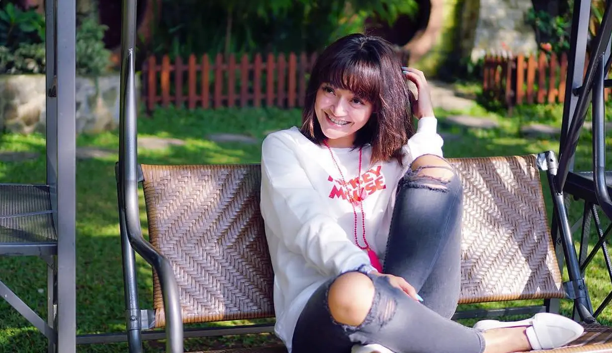 Tak hanya lagunya yang jadi pusat perhatian publik, penmpilan Sibad pun tidak lepas jadi perhatian. Penyanyi kelahiran 11 November 1991 ini tak hanya melulu tampil dengan full make up. (Foto: instagram.com/sitibadriahh)