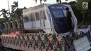 Pekerja menyelesaikan pembuatan miniatur MRT di atas kendaraan hias di kawasan Monas, Jakarta, Jumat (28/6/2019). Kendaraan hias tersebut dipersiapkan untuk mengikuti Jakarnaval 2019 yang merupakan puncak perayaan HUT ke-492 DKI Jakarta, Minggu (30/6). (Liputan6.com/Helmi Fithriansyah)