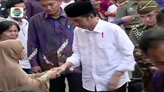 Warga menyambut gembira pembagian sembako sembari mendoakan kesehatan dan umur panjang bagi presiden yang baru berulang tahun.