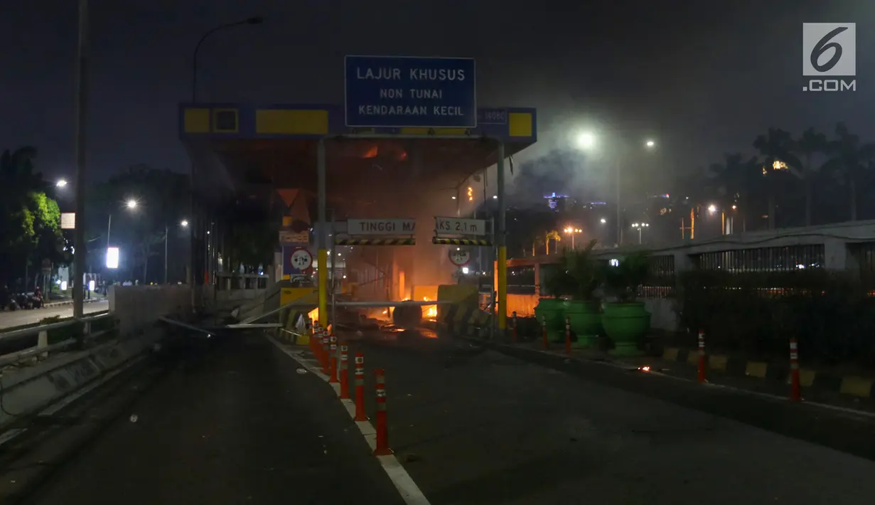 Gardu Tol Pejompongan 1 dibakar massa saat demonstrasi mahasiswa di depan Gedung DPR/MPR, Jakarta, Selasa (24/9/2019). Demonstrasi mahasiswa berujung ricuh, polisi menembakkan gas air mata dan water cannon untuk membubarkan demo. (Liputan6.com/Johan Tallo)