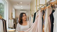 Tips Baju untuk Orang Gemuk Agar Tampak Langsing. Foto: Gemini