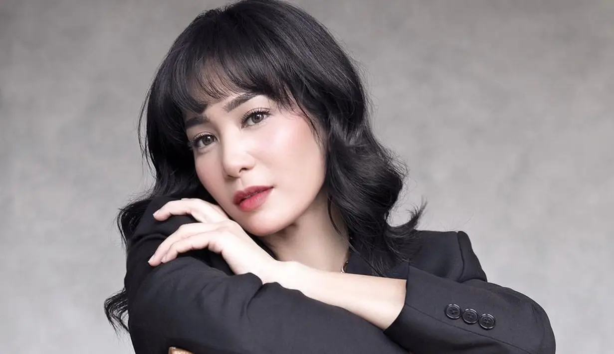 Dalam akun Instagram pribadinya, Bunga Zainal mengunggah hasil pemotretan terbarunya. Dalam pemotretan tersebut, ia pun memamerkan gaya rambut barunya yang langsung menjadi sorotan banyak netizen. (Liputan6.com/IG/@bungazainal05)