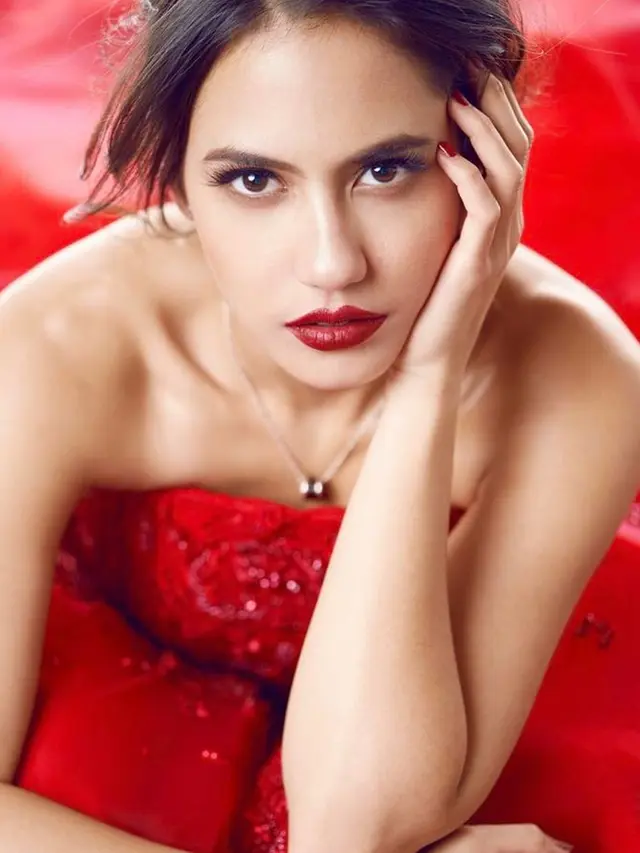 FOTO: Gaya Pevita Pearce Pakai Outfit Merah, Tampil Menawan