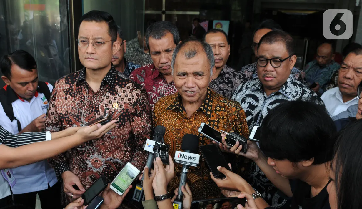 Pimpinan KPK Agus Rahardjo (tengah) didampingi Menteri Sosial Juliari Peter Batubara (kiri) memberi keterangan usai menggelar pertemuan tertutup di Gedung KPK, Jakarta, Senin (04/11/2019). Pertemuan ini sebagai upaya pemberantasan korupsi di lingkungan Kementerian Sosial. (merdeka.com/Dwi Narwoko)