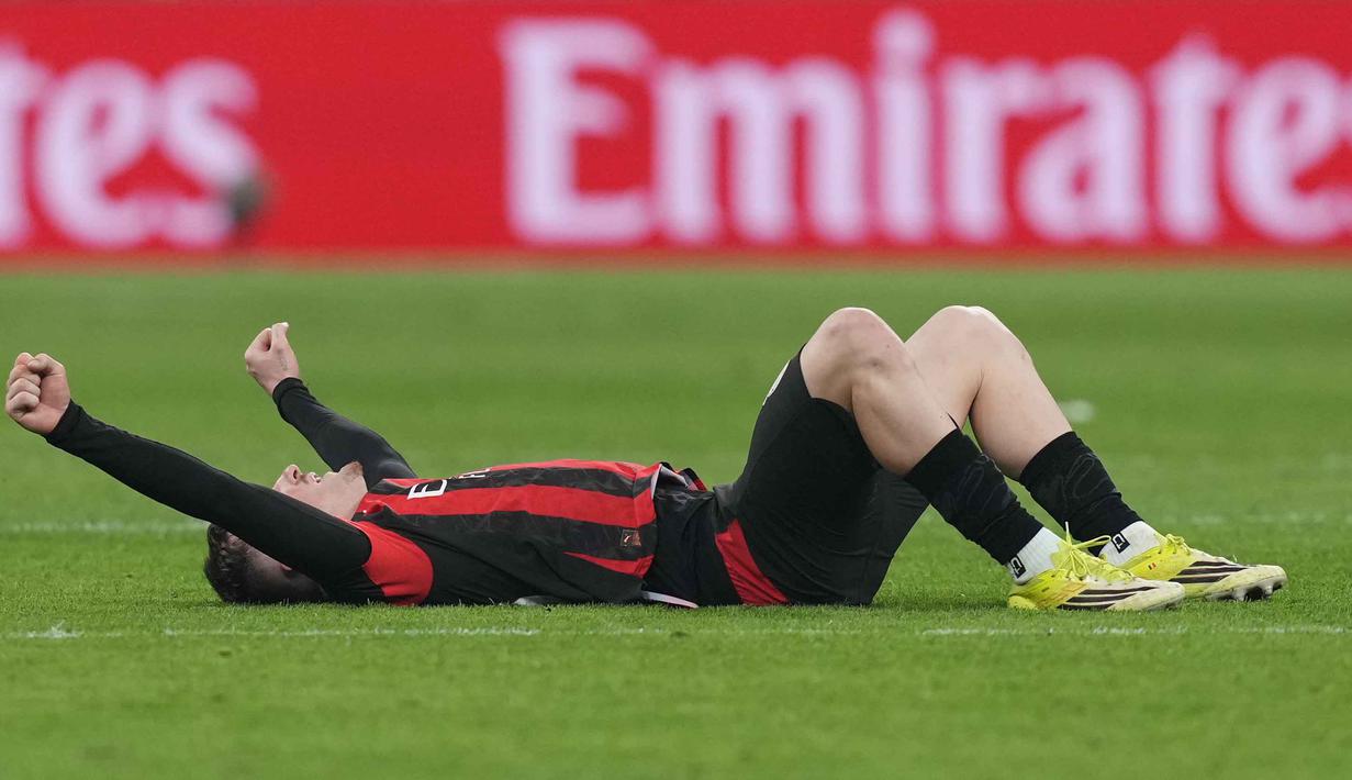Skor tidak berubah, 1-0 untuk keunggulan AC Milan. Tampak dalam foto, pemain AC Milan, Alexis Saelemaekers merayakan kemenangan setelah pertandingan pekan ke-28 Serie A Italia 2025/2026 melawan Inter Milan, di Stadion San Siro, Minggu 8 Maret 2026 waktu setempat atau Senin (9/3/2026) dini hari WIB. (AP Photo/Antonio Calanni)