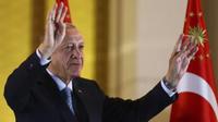 Presiden Turki dan calon presiden dari Aliansi Rakyat Recep Tayyip Erdogan memberi isyarat kepada pendukungnya di istana kepresidenan, di Ankara, Turki, Minggu, 28 Mei 2023. (AP)
