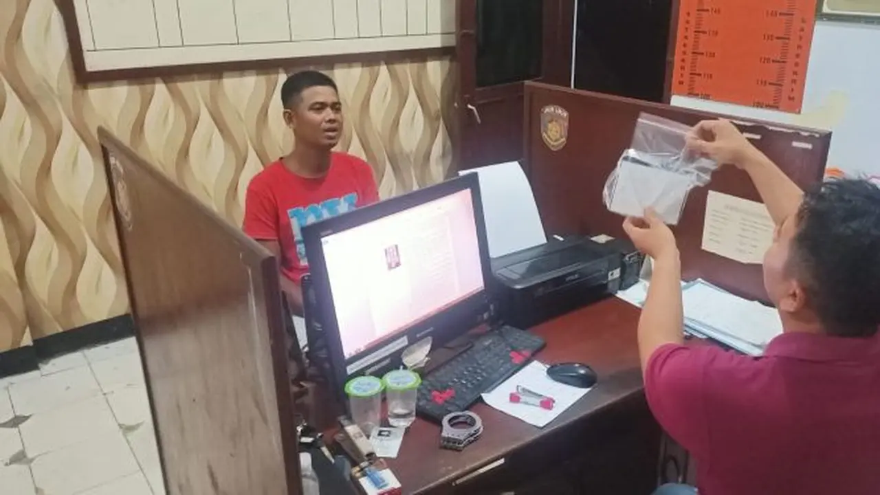 Polisi mememeriksa pelakun penipuan berkedok meminjam uang  dengan gadai emas di Jember (Istimewa)