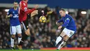 Striker Everton Wayne Rooney melakukan tembakan yang berhasil dihadang oleh gelandang Manchester United Ander Herrera saat pertandingan Liga Inggris di Goodison Park, Liverpool (1/1). Everton kalah 0-2 atas Manchester United. (AFP Photo/Paul Ellis)