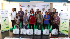 Jajaran komisaris dan direksi PT Adaro Energi Tbk bersama jajaran direksi dan komisaris PT Elang Mahkota Teknologi Tbk, PT Surya Citra Media Tbk dan Yayasan Pundi Amal Peduli Kasih berfoto bersama perwakilan warga yang mendapatkan paket sembako yang di bagikan oleh PT Adaro Energi Tbk bersama Yayasan Pundi Amal Peduli Kasih (YPP) SCTV dan Indosiar di Jakarta, Rabu (4/10/2023). Dalam rangka Hari Ulang Tahun (HUT) Adaro ke-31 dengan tema “Adaro Hidupkan Hati” membagikan sembako sebanyak 2.000 paket kepada masyarakat yang betul-betul memerlukan yang saat ini kurang beruntung di tengah beberapa harga sembako yang alami kenaikan. (Liputan6.com/Angga Yuniar)