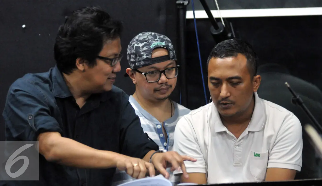 Komposer Erwin Gutawa saat melakukan latihan bersama artis – artis pendukung di studio Erwin Gutawa, Jakarta.  Jumat (21/08/2015). Mereka akan memeriahkan HUT SCTV ke-25 pada 24 Agustus 2015 mendatang. (Liputan6.com/Panji Diksana)