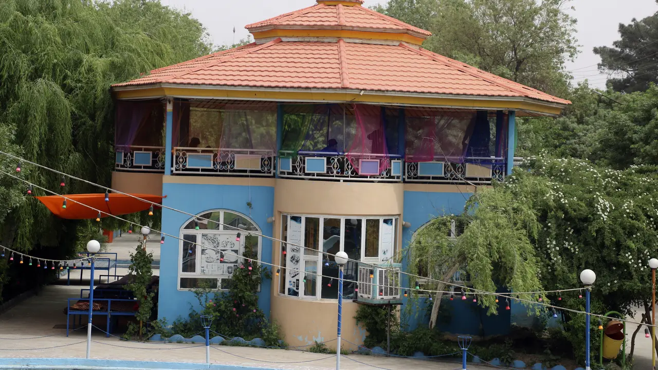 Taliban Larang Perempuan Makan di Restoran