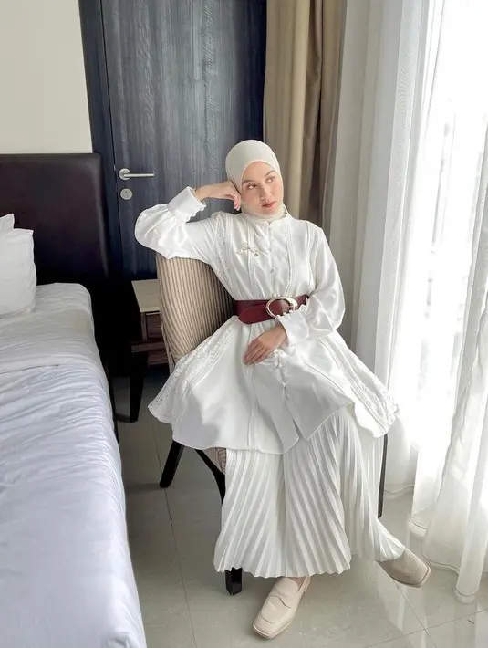 Tambahkan aksesoris berupa belt pada tunik dan rok plisketmu yang warna putih polos. Chic dan effortless! (Instagram/inasrana).