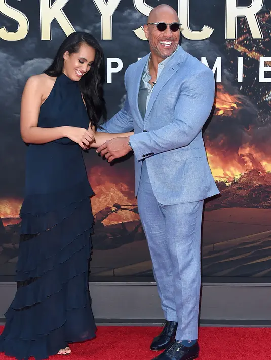 Dwayne Johnson dan putrinya Simone Garcia Johnson berpose saat menghadiri pemutaran film "Skyscraper" di New York, AS (10/7). Skyscraper adalah film laga AS 2018 yang ditulis dan disutradarai oleh Rawson Marshall Thurber. (AFP Photo/Michael Loccisano)