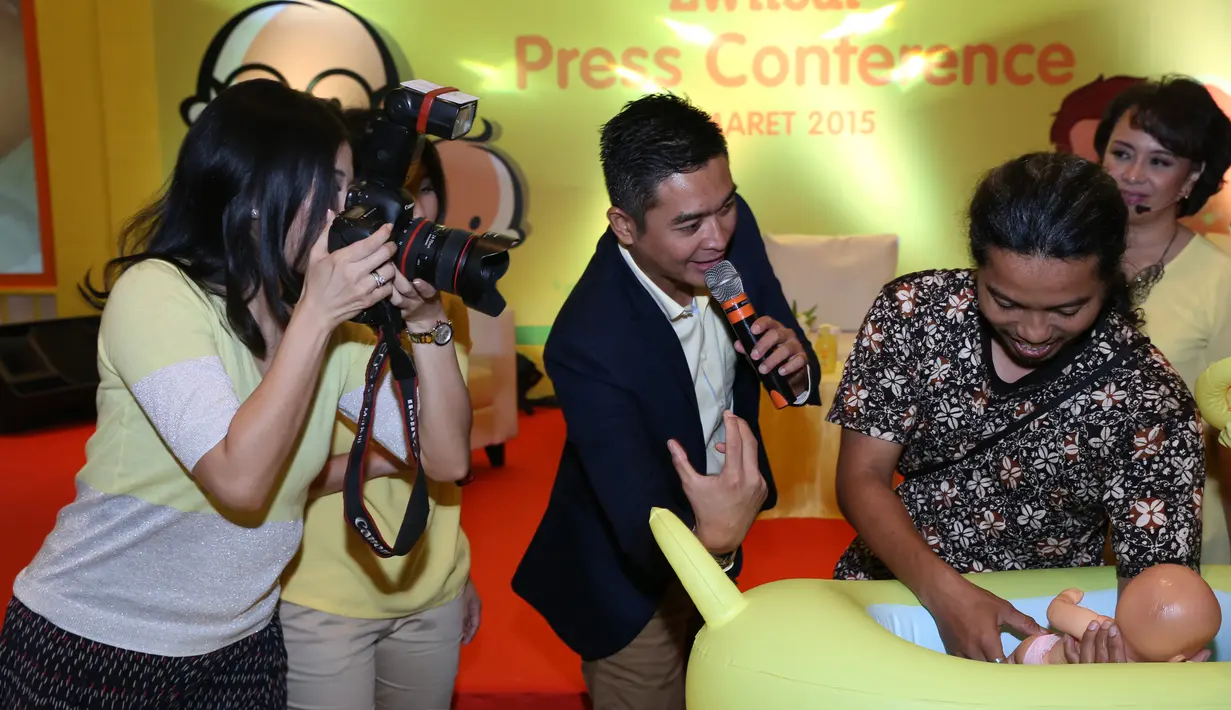 Dian Sastrowardoyo memang benar-benar wanita serba bisa. Lihat saja gayanya saat bekerja dengan kamera (Foto: Galih W. Satria)